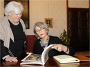 Anna Finocchiaro sfoglia il catalogo della Collezione Piloni