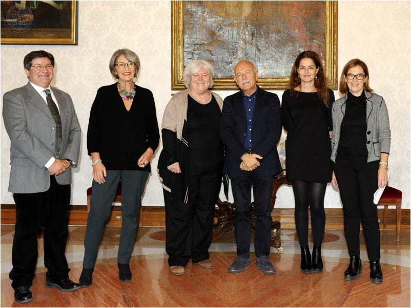 Foto di gruppo con Anna Finocchiaro: il Prorettore vicario Mola, Anna Finocchiaro, il Rettore Del Zompo, il Presidente della Fondazione di Sardegna Antonello Cabras, il capo di gabinetto del Rettore Elisabetta Cagetti, la funzionaria Alessandra Orr&ugrave;