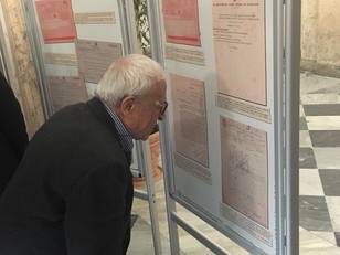 Giovanni Pincherle osserva il pannello della mostra in cui &egrave; esposto uno scritto autografo del padre