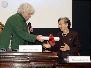 La consegna della pergamena con la formula letta poco prima dal Rettore