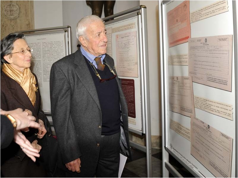 A 80 anni dalle leggi razziali: i signori Pincherle davanti ai pannelli della mostra