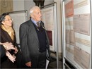 A 80 anni dalle leggi razziali: i signori Pincherle davanti ai pannelli della mostra