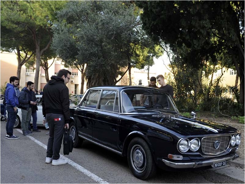Le auto nel piazzale nel Polo universitario di via Marengo