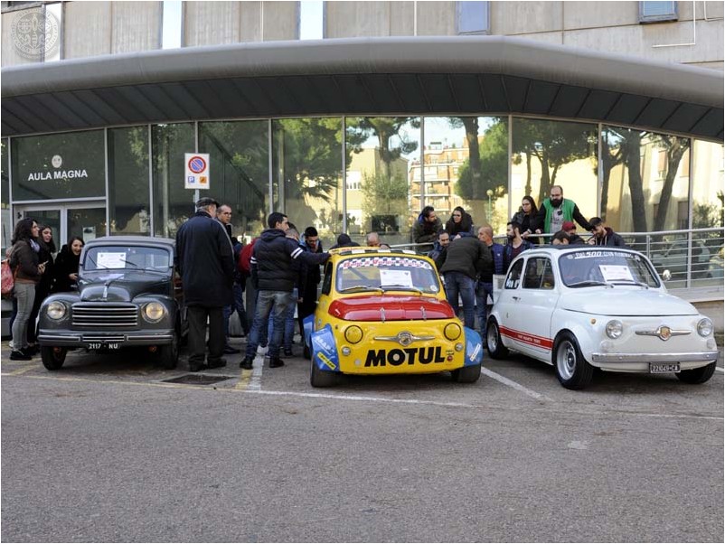 Le auto nel piazzale nel Polo universitario di via Marengo