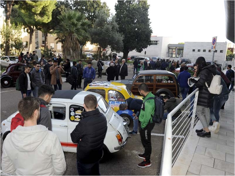 Le auto nel piazzale nel Polo universitario di via Marengo