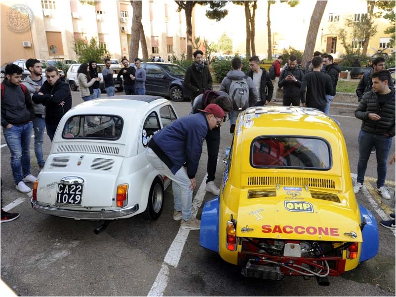 Le auto nel piazzale nel Polo universitario di via Marengo