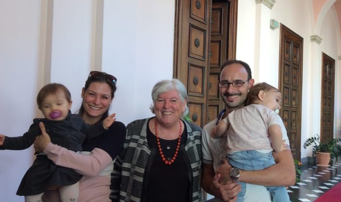 Il Rettore con una famiglia durante la presentazione del progetto Tessera Baby