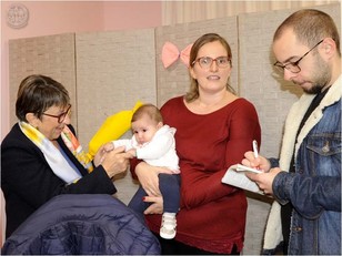Olivetta Schena con la giovane mamma e il suo bambino e Giacomo Dess&igrave;, collaboratore de "L'Unione Sarda"