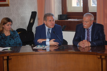 Pina Locci (Direzione Didattica), Aldo Urru (DG dell'Ateneo) e Mario Mossa (Provincia Sud Sardegna)