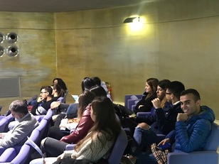 Aula magna al completo, un centinaio di ragazzi e ragazze provenienti da licei e istituti di Cagliari e dintorni