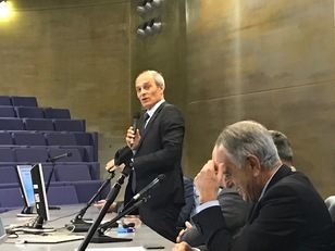 L'intervento di Giacomo Cao, direttore del dipartimento di Ingegernia meccanica, chimica e dei materiali. In primo piano, Francesco Marini (gruppo Saras)