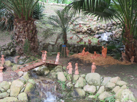 Un'immagine del presepe realizzato dai tecnici e dai giardinieri dell'Ateneo all'interno dell'Orto Botanico