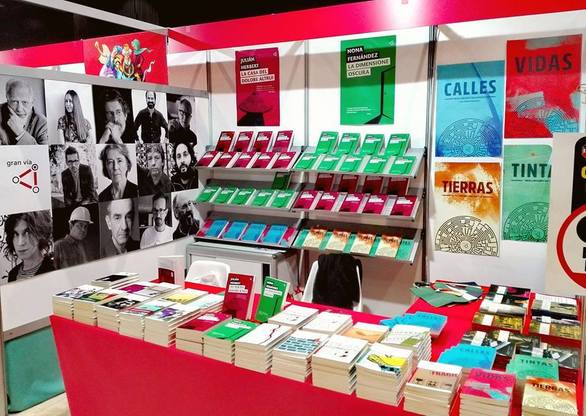 Lo stand di "Gran Via" alla fiera romana "Pi&ugrave; libri pi&ugrave; liberi": in bella mostra i volumi realizzati dagli studenti dell'Universit&agrave; di Cagliari