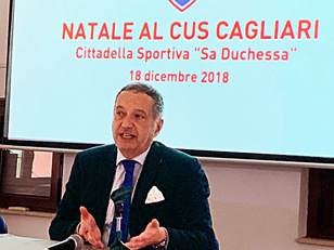 Paolo De Angelis, procuratore aggiunto della Repubblica al Tribunale di Cagliari, insegna ai futuri magistrati. Sportivo e cussino, &egrave; stato schermidore e tennista