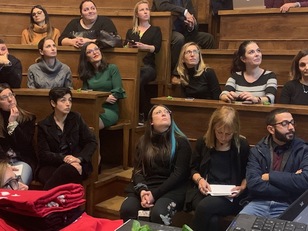 Una fase della presentazione dei progetti, tra slide, grafici, video