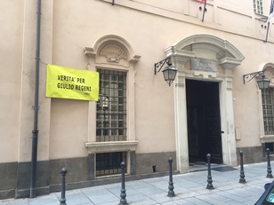 Da qualche settimana anche il nostro Ateneo condivide pubblicamente la campagna per chiedere Verit&agrave; per Giulio Regeni: nella foto, lo striscione affisso in via Universit&agrave;. Da sempre la pagina facebook di UniCa riporta l'immagine