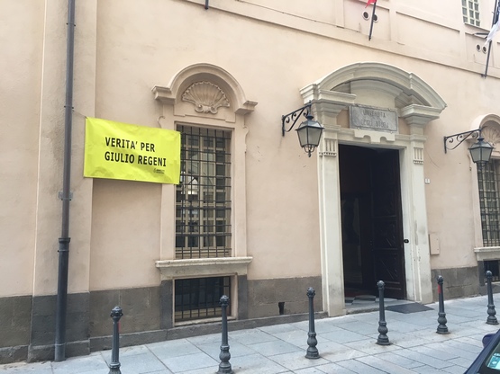 Lo striscione sulla facciata del Rettorato