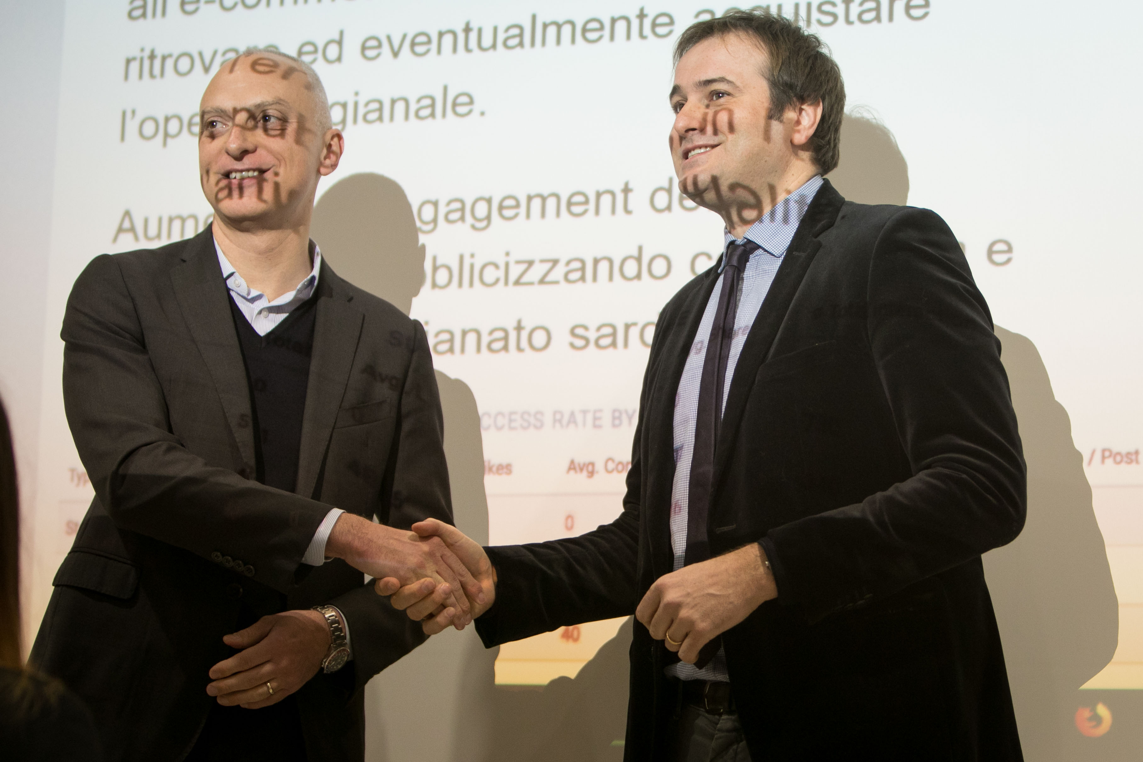 Stretta di mano tra Mario Passetti e Alessandro Lovari