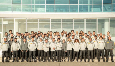 Foto di gruppo del team di Luna Rossa, che il 22 febbraio ricever&agrave; gli studenti Erasmus nella sua base al Molo Ichnusa di Cagliari