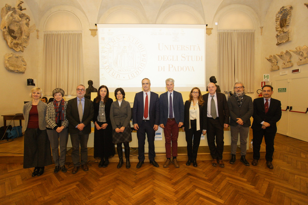 Foto di gruppo dei rappresentanti degli Atenei coinvolti: primo da destra, Gianmario Demuro