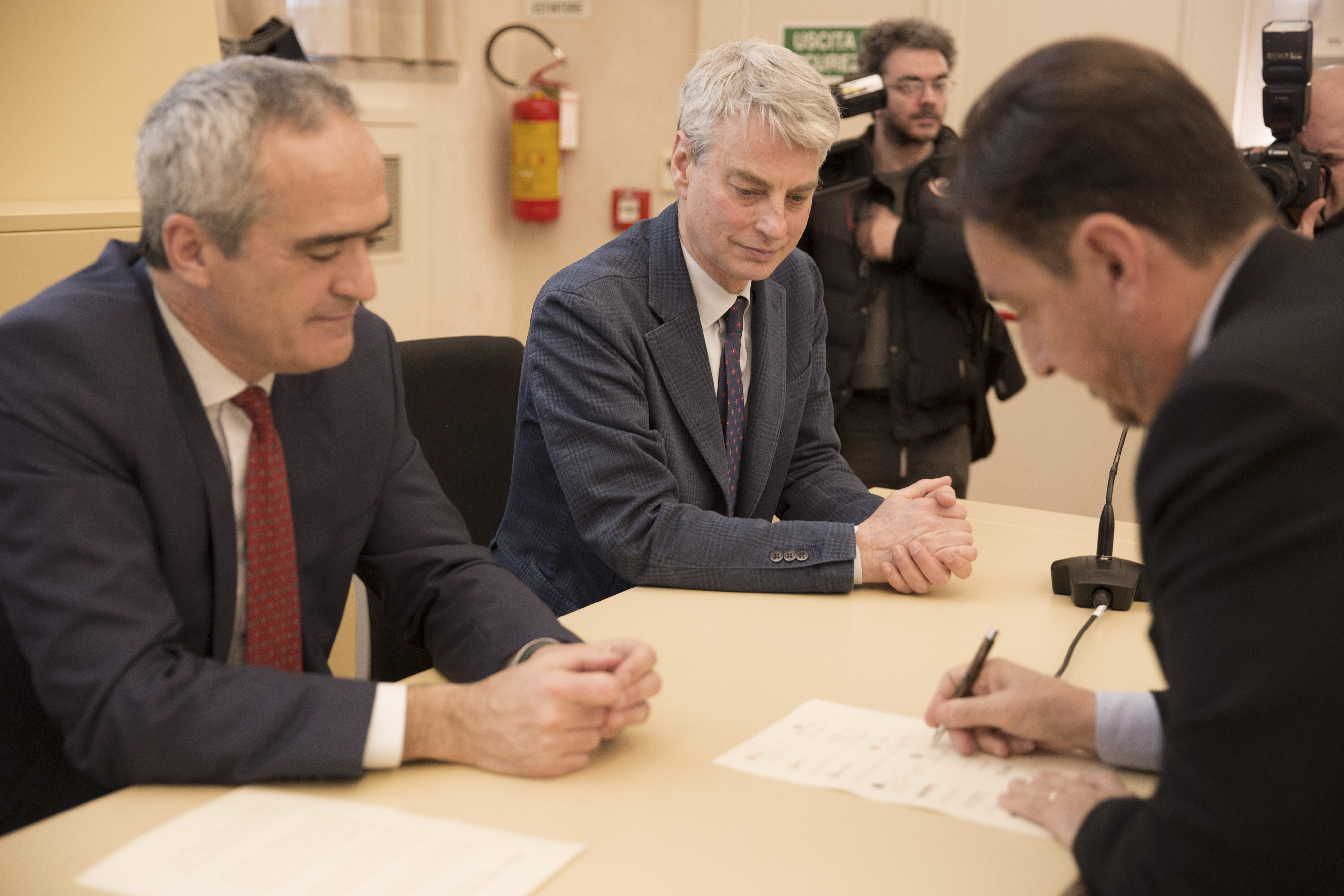 Gianmario Demuro firma a nome dell'Universit&agrave; di Cagliari l'atto costitutivo di SAR Italia