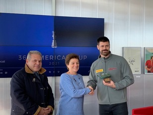Molo Ichnusa. Lo scambio dei doni tra Universit&agrave; e Luna Rossa. Da sinistra, Aldo Urru, Alessandra Carucci e Gilberto Nobili