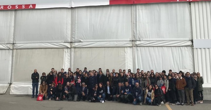 Molo Ichnusa. Foto di gruppo degli "erasmini" alla base di Luna Rossa