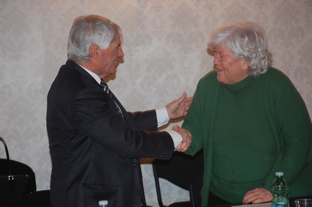 Stretta di mano tra il Rettore Maria Del Zompo e Tarcisio Agus, Presidente del Parco geominerario, storico, ambientale della Sardegna