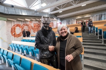 L'Aula Capitini affrescata da Manu Invisible (nella foto con il Rettore) ospiter&agrave; marted&igrave; 26 febbraio il dialogo con Simonetta Agnello Hornby