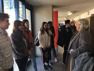 Il Rettore con alcuni studenti e studentesse del "Deledda - De Santis"