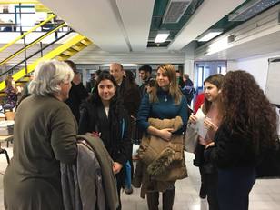 Il Rettore con un gruppo di studenti e studentesse a Monserrato