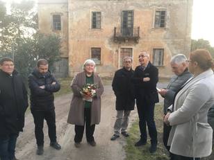 Al Villaggio Normann, davanti a Villa Stefani