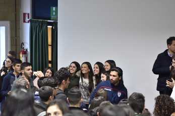Bagno di folla per Chiara Obino e Lucas Castro, grazie alla cortesia del Cagliari calcio, alla prima apparizione in pubblico dopo l'infortunio dello scorso novembre