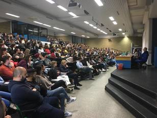 Un'immagine dell'Aula magna Boscolo: solo posti in piedi per l'incontro di oggi organizzato da LILA Cagliari e "Farmacia politica"
