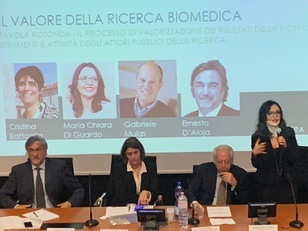 Pula. La professoressa Di Guardo, a destra in piedi, rimarca il ruolo pionieristico dell'ateneo nel settore anche grazie a Cesar, ContaminationLab e Crea di UniCa