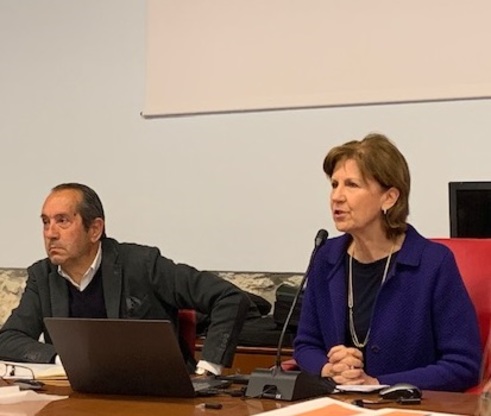 Micaela Morelli, con il moderatore dell'evento, durante l'intervento all'Edificio sali scelti del Parco di Molentargius
