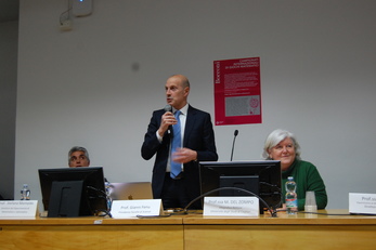 Gianni Fenu in piedi accanto al Rettore Maria Del Zompo