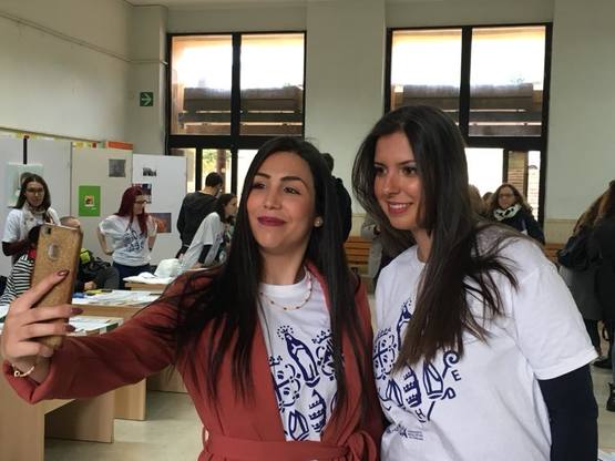 Due studentesse del nostro Ateneo scattano un selfie nell'atrio di Studi umanistici in occasione di "Open Day: Porte aperte"