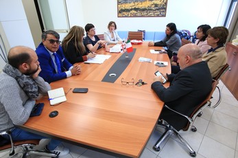 Da sinistra, Luca Gaviano, Roberto Pili, Donatella Petretto, Irina Moroz, Natallia Maroz-Vadalazhskaya, Giovanna Medde, Simona Pilleri, Micaela Morelli e Giuseppe Carboni durante una fase del meeting
