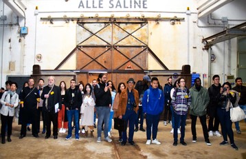 il gruppo di studenti internazionali durante un sopralluogo alle saline Contivecchi