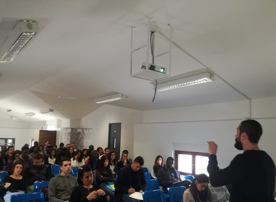 Cagliari. Andrea Pontiroli ha aperto i lavori sull'industria musicale. In sala oltre ottanta studenti-volontari di Ateneika 2019