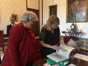 Il Ministro Consigliere sfoglia la copia del catalogo della Collezione Piloni appena avuta in dono dal Rettore