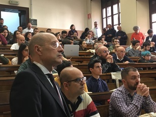 Uno degli spazi dove si &egrave; svolta l'iniziativa: in primo piano Gianni Fenu