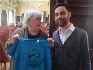 Maria Del Zompo con Alessio Correnti. Il rettore mostra con orgoglio la t-shirt azzurra della facolt&agrave; di medicina