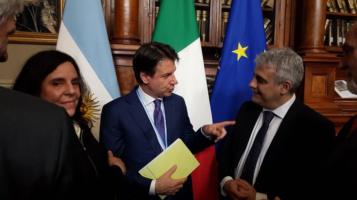 Il Presidente del Consiglio dei Ministri Giuseppe Conte tra Anna Maria Siniscalchi e Carlo Pilia, docenti alla Facolt&agrave; di Scienze economiche, giuridiche e politiche