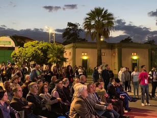 Sa Duchessa. Platea attenta e divertita alla cerimonia inaugurale