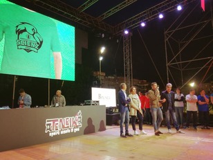 Una fase della cerimonia inaugurale. Sul palco i dirigenti del Cus Cagliari