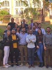 Il 31 maggio il camper &egrave; approdato a Sassari. Da sinistra, in prima fila,si riconoscono i referenti del CLab di Cagliari, Laura Poletti e Marco Casto