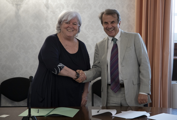 Stretta di mano tra Maria Del Zompo e Claudio Orazi: intesa di grande valore per i due enti che scelgono di proseguire un percorso condiviso iniziato un anno fa