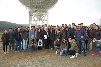 San Basilio. Il radiotelescopio &egrave; meta dei principali scienziati del settore aerospazio al mondo. Al centro, della foto il rettore Maria Del Zompo e Massimo Vanzi (accosciato, a sinistra)